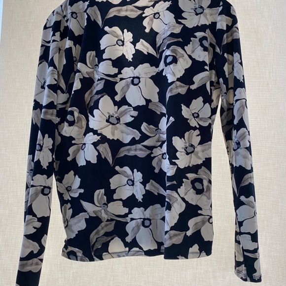 Banana Republic crossover long sleeve shirt - Picture 2 of 2